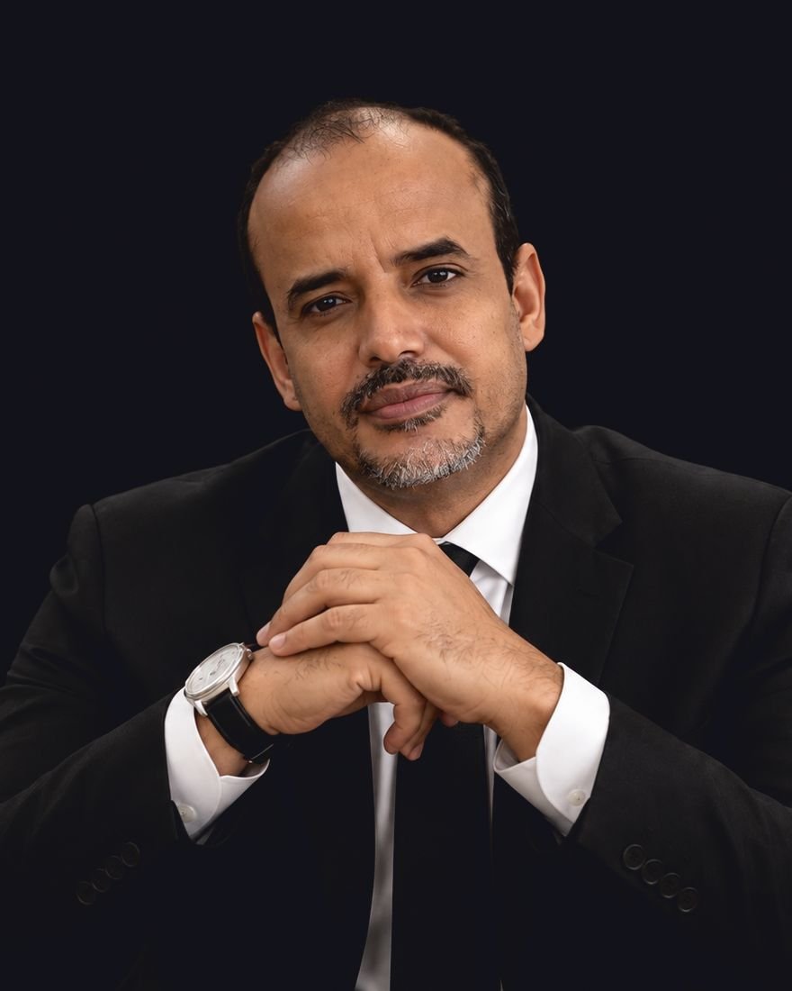 Mohamed Lemine El-Mourteji El Wavi, fondateur du cabinet, en costume sombre.
